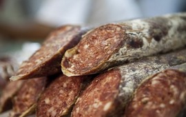 Al menos 39 casos de triquinosis en Acebal afectan a personas que compraron en una carnicer&iacute;a de elaboraci&oacute;n local.