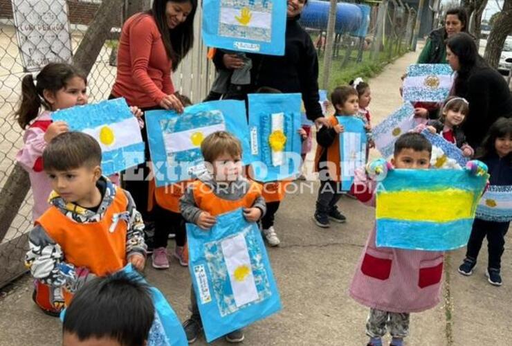 Imagen de El Centro de Cuidado Infantil junto al Jardín Lucecitas del Paraná repartieron banderas argentinas