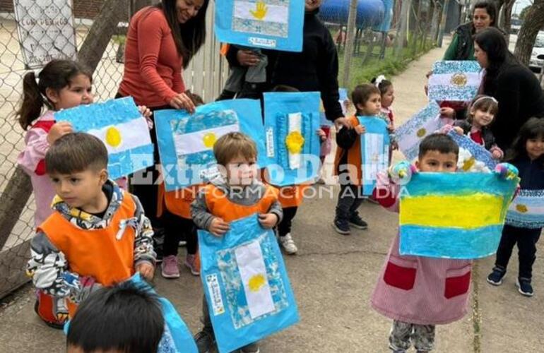 Imagen de El Centro de Cuidado Infantil junto al Jardín Lucecitas del Paraná repartieron banderas argentinas