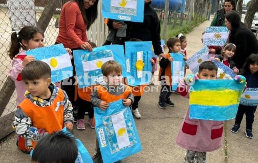 Imagen de El Centro de Cuidado Infantil junto al Jard&iacute;n �Lucecitas del Paran&aacute;� repartieron banderas argentinas