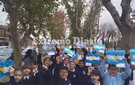 Imagen de Alumnos de la Escuela Santa Luc&iacute;a repartieron escarapelas y banderas