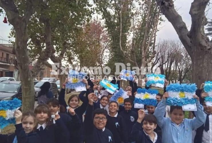 Imagen de Alumnos de la Escuela Santa Lucía repartieron escarapelas y banderas