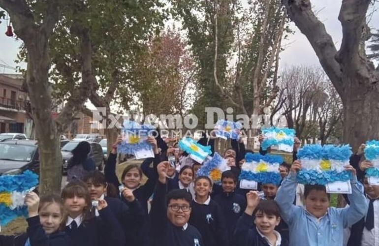 Imagen de Alumnos de la Escuela Santa Lucía repartieron escarapelas y banderas