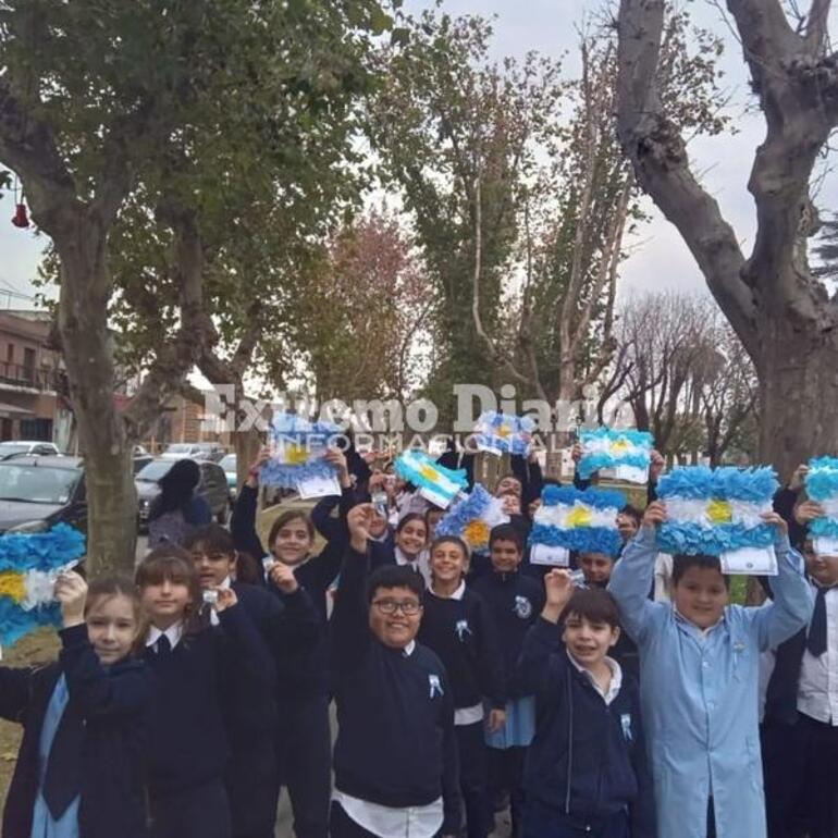 Imagen de Alumnos de la Escuela Santa Lucía repartieron escarapelas y banderas
