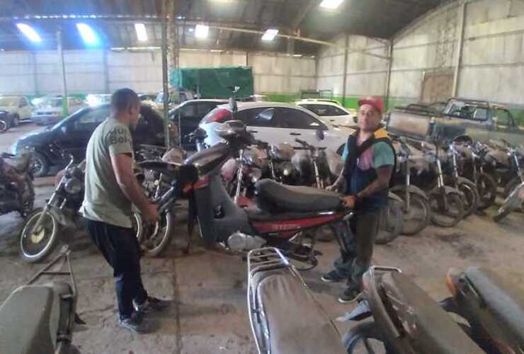 La retir&oacute; sin las ruedas y con otros faltantes